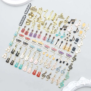Vue détaillée de breloques musicales émaillées colorées avec guitare pour bijoux DIY