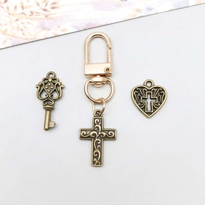 Detail von Vintage-Bronze-Schlüsseln, Kreuzen und Herzanhängern für DIY-Schmucksets