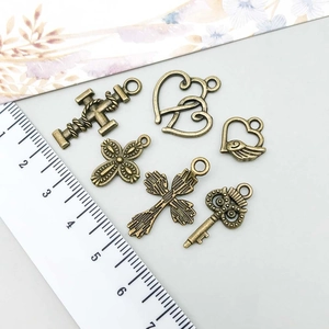 Set mit 6 Vintage-Bronze-Anhängern, inklusive Kreuzen, Herzen und Schlüsseln für Schmuck