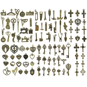 Sortierte Vintage Bronze Anhänger mit Nähmaschinen und herzförmigen Schlüsseln