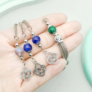 Catena etnica in lega d'argento con perline colorate e pendenti con nodo celtico