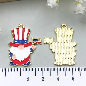 Macro-opname van patriottische kabouter hanger met emaille en maataanduiding op schaal