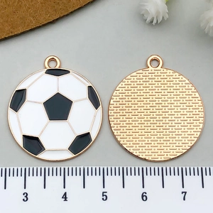 Détail du pendentif football émaillé 22mm avec bordure dorée et dos métallique