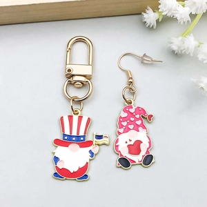 Detail van kleurrijke emaille kabouterhangers voor DIY-sieraden en patriottische sleutelhangers