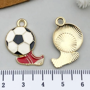 Détail macro des breloques de football émaillées avec règle pour mesurer la taille
