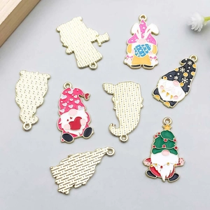 Details van kleurrijke emaille gnome-hangers voor DIY-sieraden met gouden metalen rug