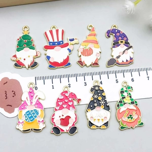 Set van 8 kleurrijke vakantie kabouter bedeltjes van zinklegering voor DIY sieraden maken