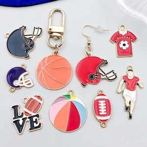 Détail de breloques de sport émaillées incluant basket et football pour bijoux personnalisés