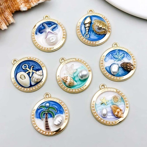 Lot de sept pendentifs thématiques marins colorés avec étoiles de mer et coquillages