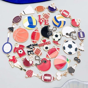 Ensemble mixte de breloques sport en émail dont football et basket pour bijoux DIY