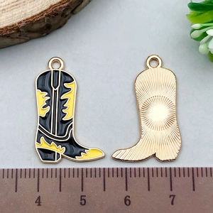 Vue macro de breloques bottes de cowboy en émail avec guide des tailles pour bijoux DIY