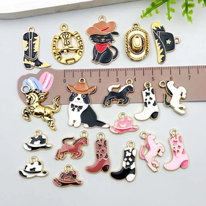 Set de breloques émaillées style cowboy avec bottes et chapeaux pour bijoux DIY