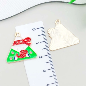Detail van groene zongzi hangers met vis en bloem voor het maken van DIY sieraden projecten