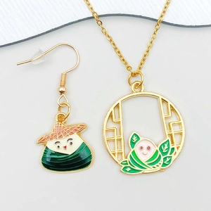 Detail van groene emaille Zongzi-bedeltjes voor DIY-sieraden en halskettingen