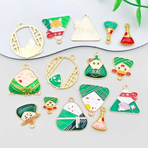 Detail van 13 groene emaille Zongzi-bedels voor het maken van DIY-sieraden in thema