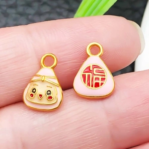 Makroaufnahme eines chinesischen Fu-Anhängers und eines Vogel-Anhängers für DIY-Schmuck