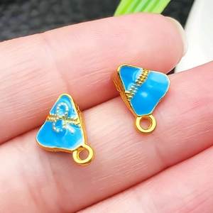 Makro-Detail von himmelblauen Emaille-Zongzi-Anhängern mit Goldrand für DIY-Schmuck