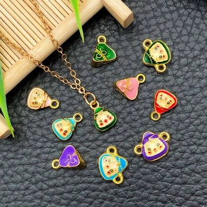 Nahaufnahme bunter Emaille-Anhänger im Zongzi-Stil für DIY-Schmuck und Ketten