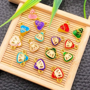 Detailansicht bunter Emaille-Zongzi-Anhänger mit Vergoldung und Schleifen für DIY-Schmuck