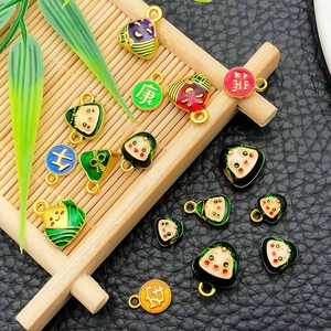 Detail van emaille bedeltjes van legering voor DIY-sieraden en halskettingaccessoires