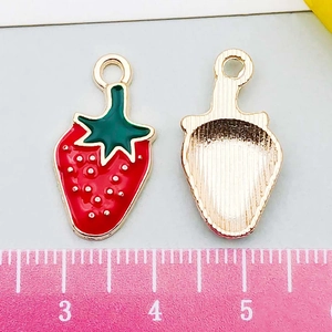 Détail du pendentif fraise montrant l'émail brillant et la texture nid d'abeille au dos