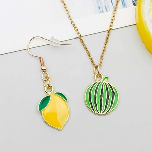 Vue détaillée des breloques émaillées en forme de pastèque et citron pour bijoux DIY