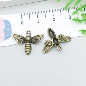 Detailansicht eines antiken Bienenanhängers aus Bronze mit präziser Gravur und Metallstruktur