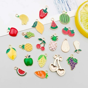 Détail de pendentifs émaillés en alliage fruits et légumes pour création de bijoux DIY