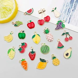 Divers pendentifs en émail fruits et légumes pour création de bijoux bracelets et colliers