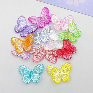 Nahaufnahme bunter transparenter Schmetterlingsanhänger aus Acryl für DIY-Schmuck