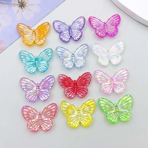 Flachbild von bunten Schmetterlingsanhängern aus Acryl für DIY-Schmuck in verschiedenen Farben