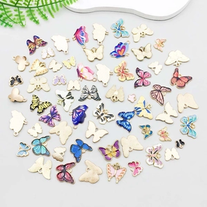 Gros plan de breloques papillon en émail coloré pour la création de bijoux DIY créatifs