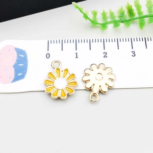 Detailansicht von 1,2 cm gelben und weißen Gänseblümchen-Anhängern mit goldener Rückseite