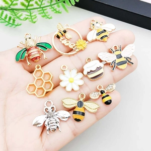 DIY Anhänger Set mit Emaille-Bienen, Waben und Gänseblümchen für die Schmuckherstellung