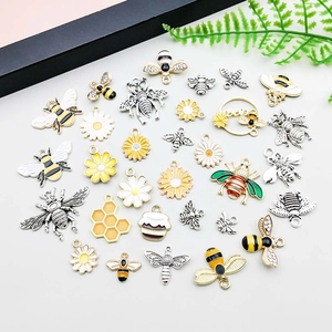Flache Ansicht von Bienen- und Gänseblümchen-Emaille-Anhängern für DIY-Schmuck