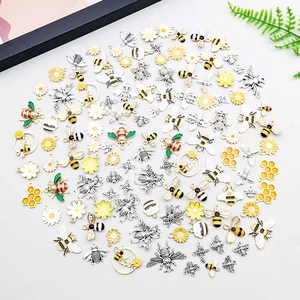 DIY Schmuckanhänger-Set mit Emaille-Bienen, Blumen und Waben in kreisförmiger Anordnung