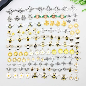 Cartoon Honigbiene Blume Legierung Emaille Anhänger Für DIY Schmuckherstellung Zubehör Gänseblümchen Sonnenblume Honigwabe Charm Für Halskette Armband Ohrringe Handgefertigte Dekoration
