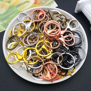 Sortierte Schlüsselanhänger mit Karabinerverschluss in Gold, Silber und Roségold-Finish