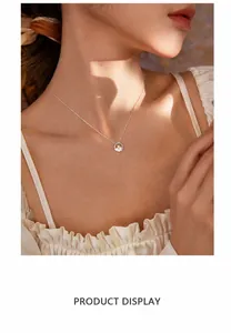 Primer plano del collar de plata s925 con colgante de estrella redonda en el cuello