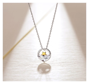 Detalle del colgante de estrella en plata S925 con cristal facetado y cadena fina