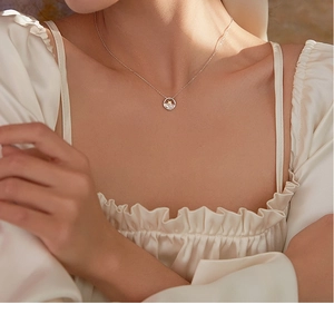 Primer plano del collar bañado en plata s925 con colgante de estrella y gema brillante