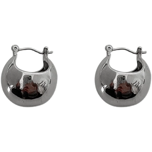 Boucles d'oreilles créoles argentées en forme de croissant avec finition miroir