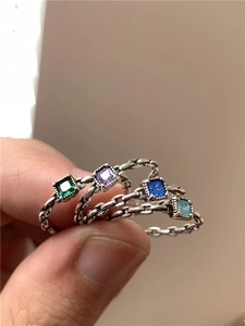 Vue détaillée d'une bague en chaîne d'argent avec un zircon carré vert émeraude vintage