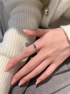 Détail d'une bague en argent s925 avec bande chaîne creuse et zircon violet carré