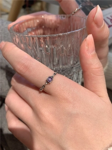 Détail macro de la bague chaîne en argent avec un zircon violet de taille carrée