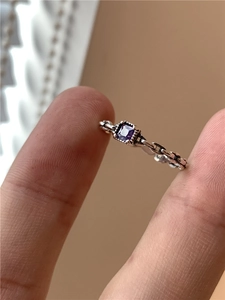 Détail de la bague chaîne en argent S925 avec zircon violet carré et poinçon gravé