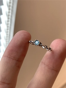 Vue détaillée d'une bague chaîne en argent vieilli avec une pierre bleue carrée