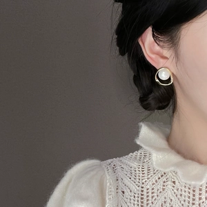 Elegant 925 silver needle pearl stud earrings with unique irregular gold frame design