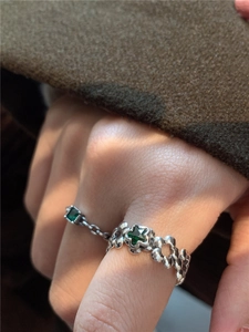 Détail d'une bague rétro en argent s925 avec zircon émeraude en étoile et gravures