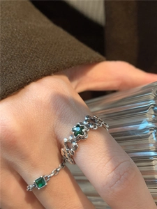 Vue détaillée de la bague en argent s925 avec pierre verte en étoile et texture ciselée
